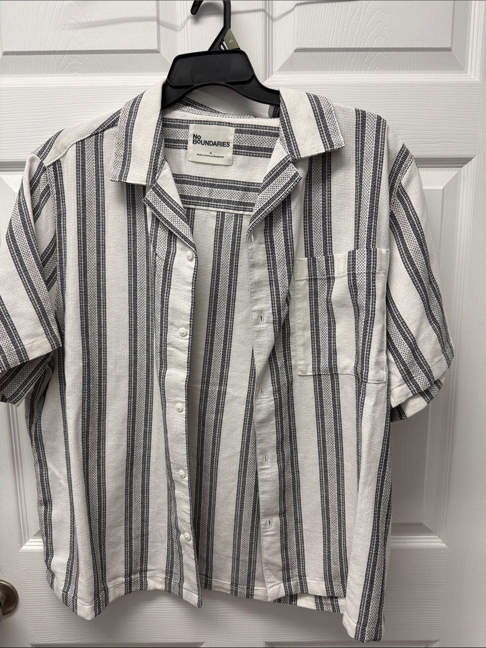 No Boundaries Men's Short-Sleeve Striped Button-Up Shirt — White & Black